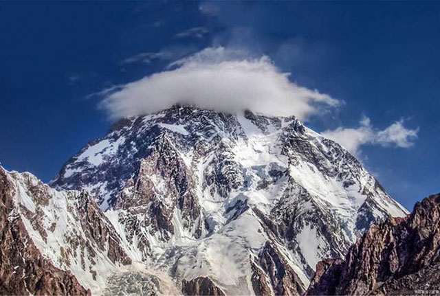 這座山峰海拔僅6272米，比珠峰要矮，卻是地球上最靠近太空的山峰